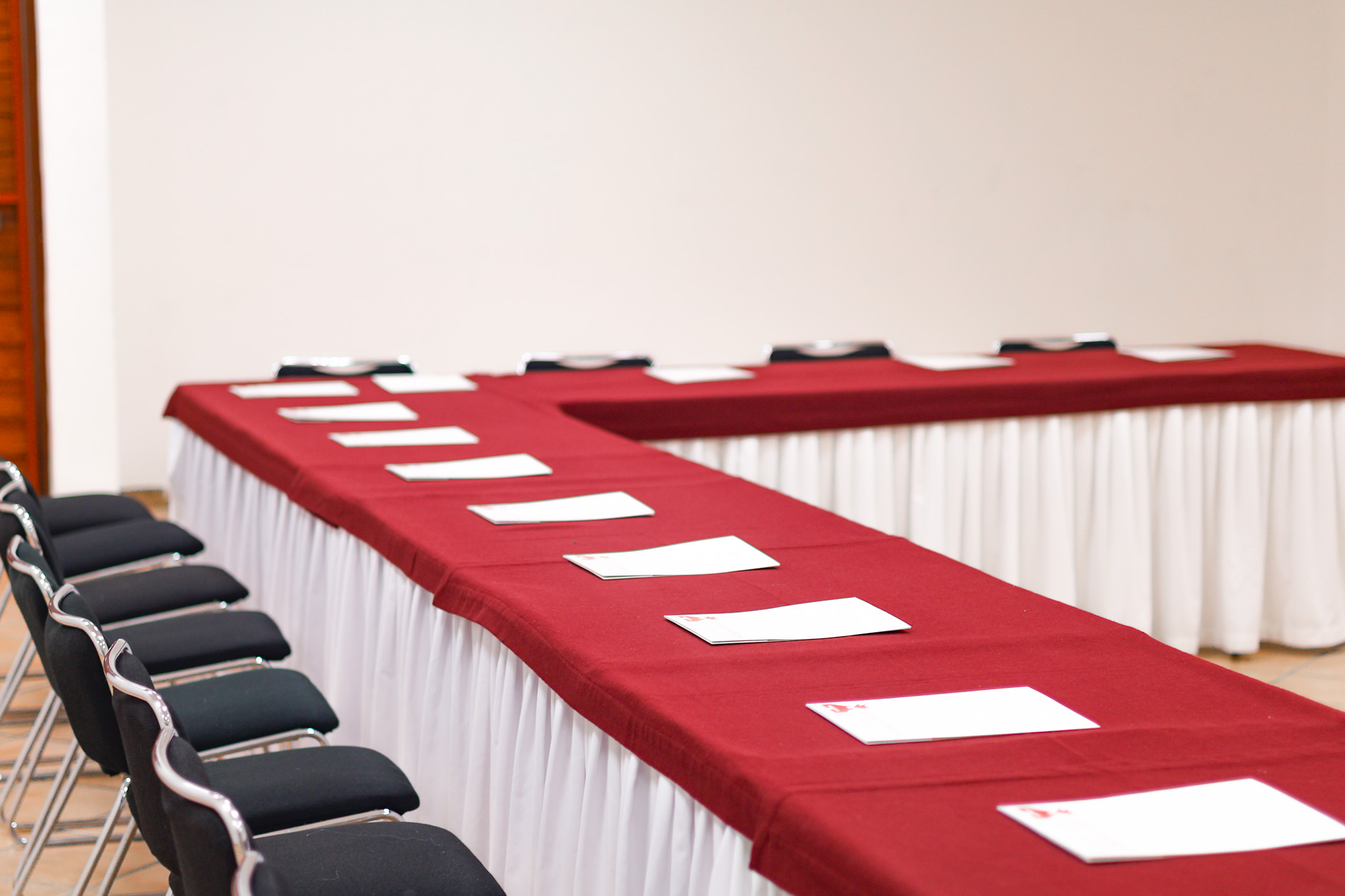 Mesa de trabajo preparada para un curso o capacitación