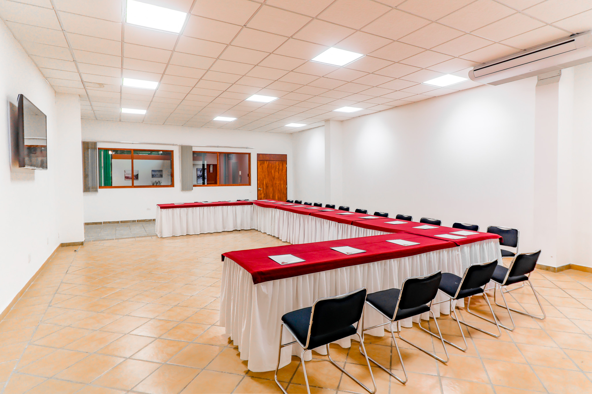 Salón configurado para una conferencia institucional