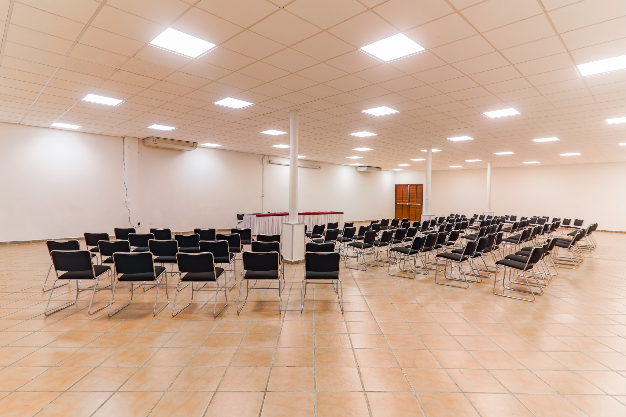 Salón preparado para congresos y convenciones